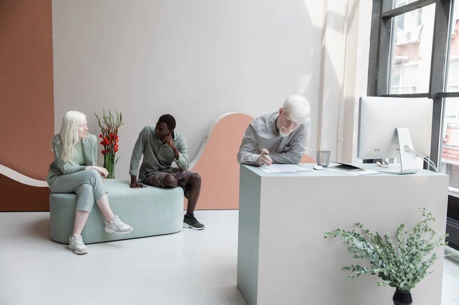 Team diversificato di professionisti del marketing che collabora in un ufficio moderno e luminoso